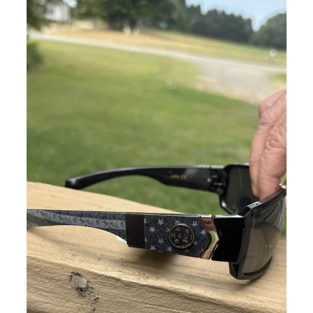 Maui & sons NWT men’s Sunglasses American Flag Arm Pattern NEW Gray black Summer